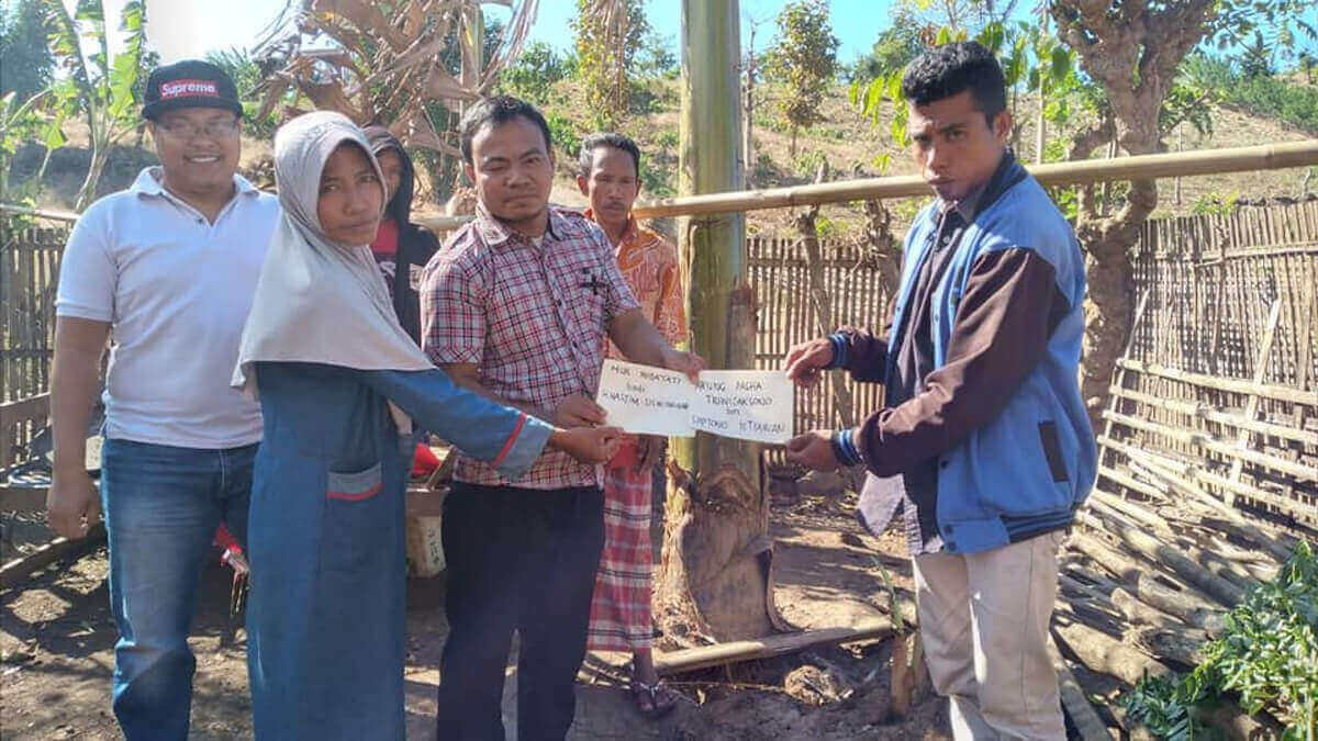 Penyerahan uang cash untuk pembelian 2 ekor kambing