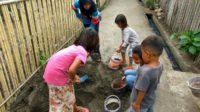 Kerja bakti persiapan perbaikan tempat kegiatan belajar di Temba Saleko