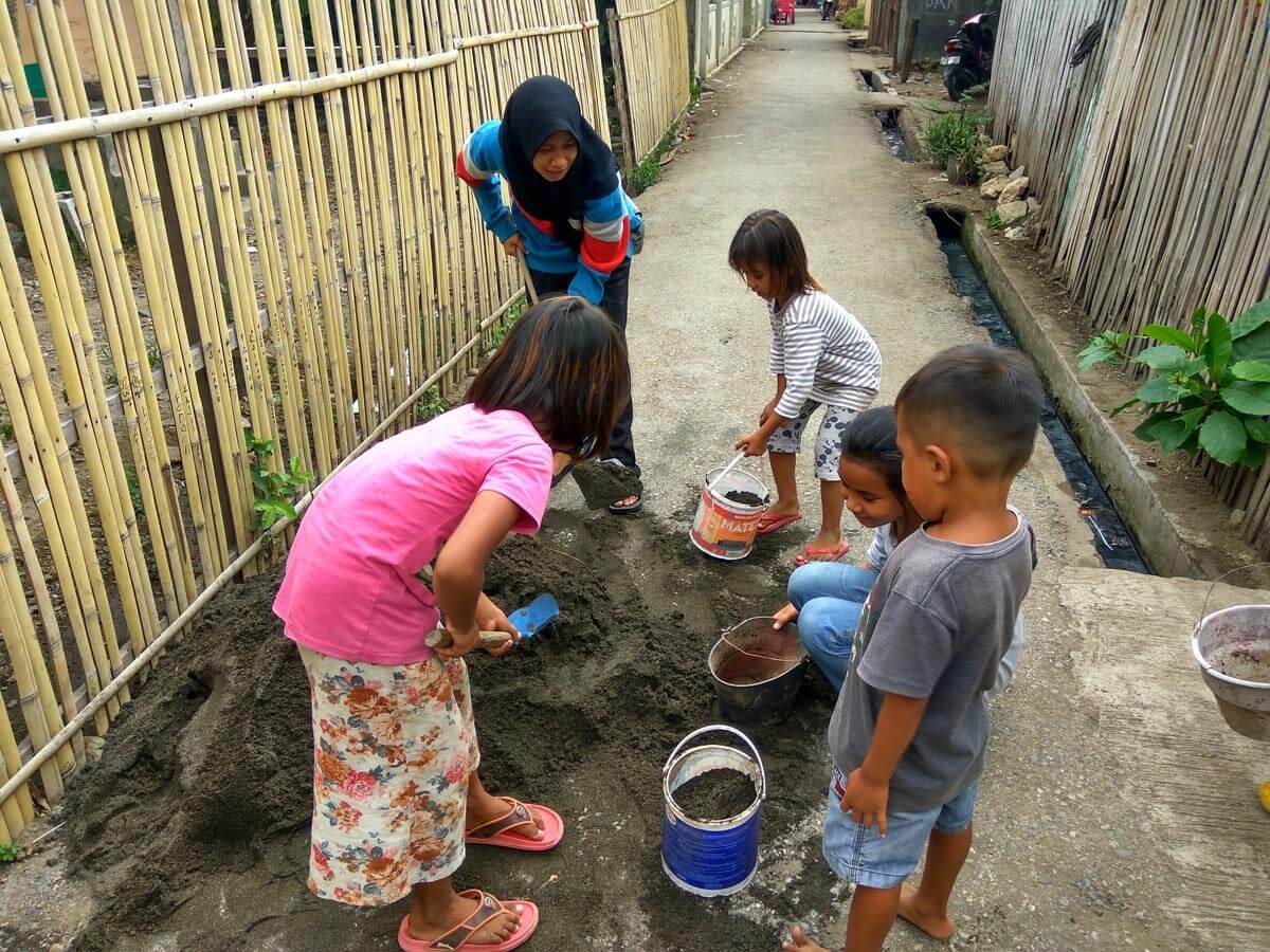 Kerja bakti persiapan perbaikan tempat kegiatan belajar di Temba Saleko