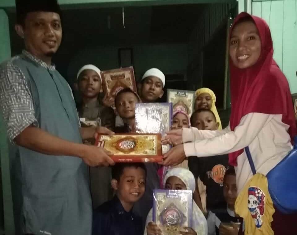Penyerahan AlQur'an oleh Yayasan Kabua Dana Rasa ke Rumah Al Qur'an di Kampung Saleko, Kota Bima