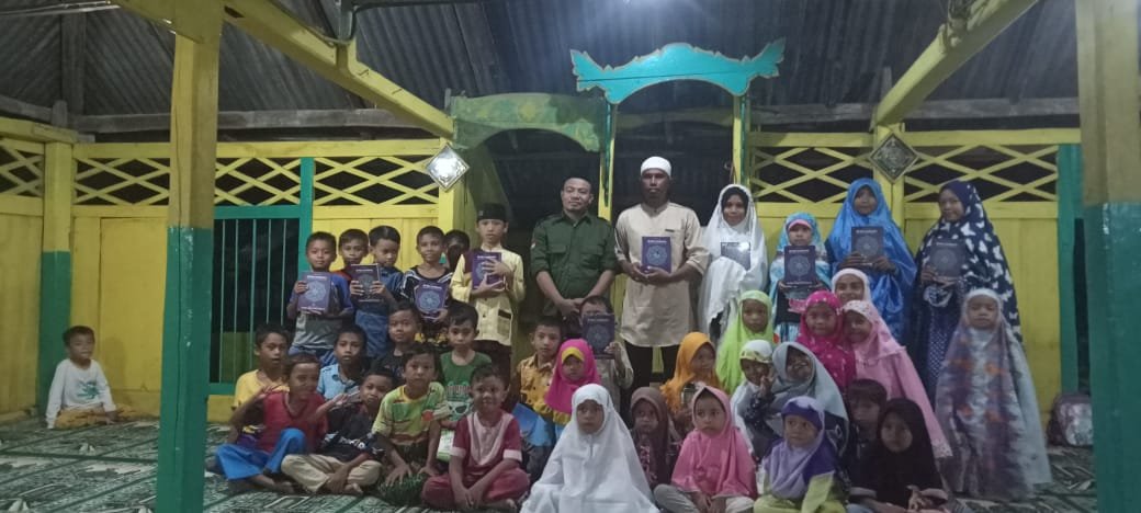 Penyaluran bantuan mushaf Al Qur'an