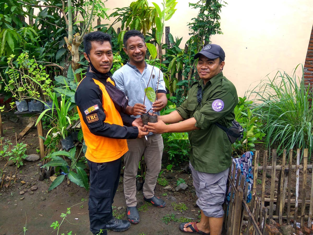 Penyerahan 150 bibit ke TSBK Jatibaru Timur