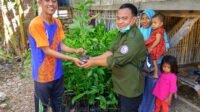 Penyerahan bantuan bibit buah kepada masyarakat Kampung Bombu