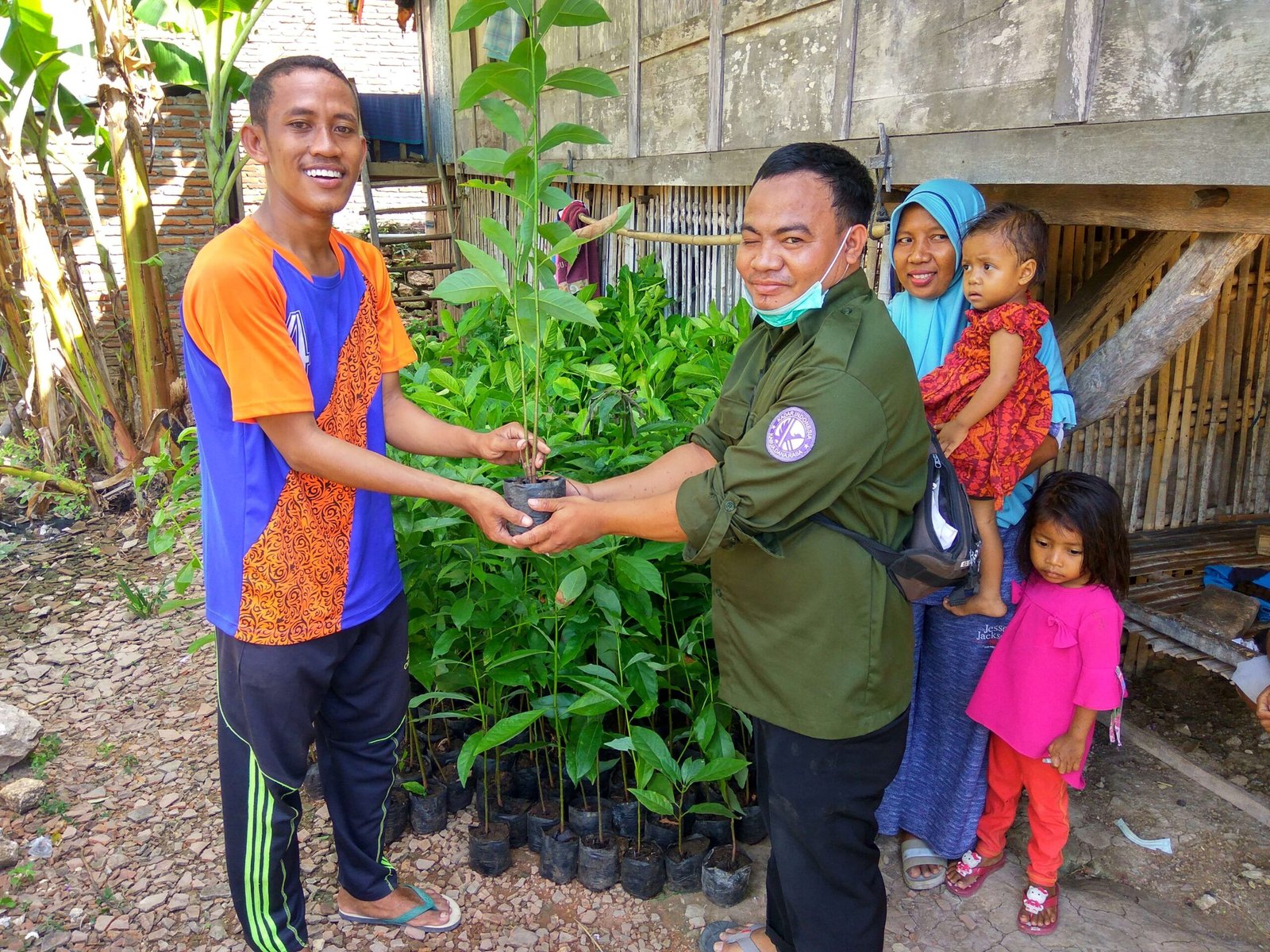Penyerahan bantuan bibit buah kepada masyarakat Kampung Bombu