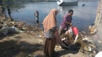 Kegiatan sosial membersihkan Pantai Tema Ule, Kota Bima