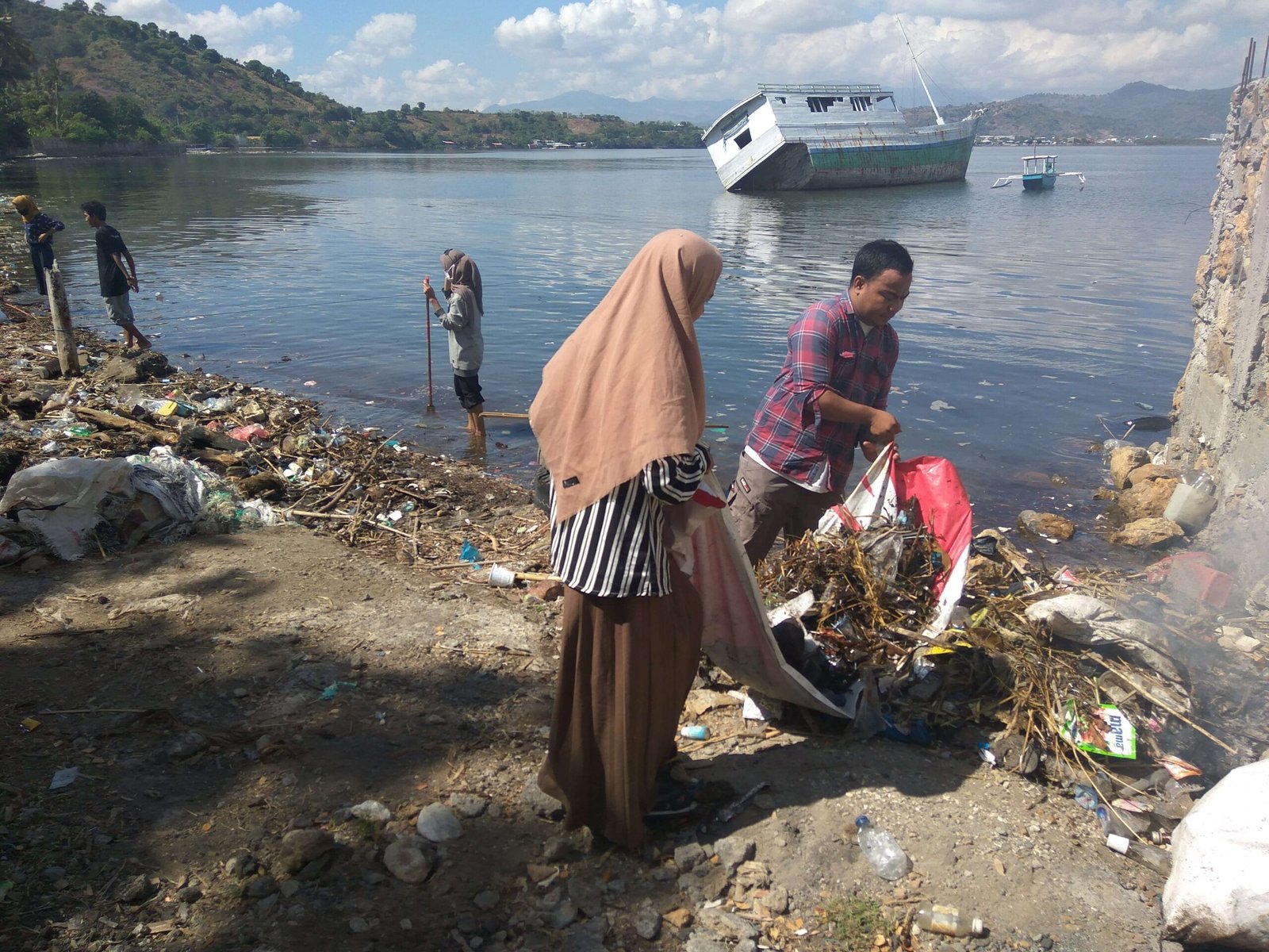 Kegiatan sosial membersihkan Pantai Tema Ule, Kota Bima